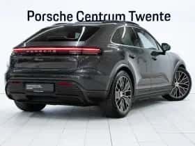 Porsche Macan (2024) thumbnail 3