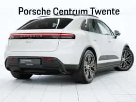 Porsche Macan (2024) thumbnail 3
