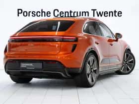 Porsche Macan (2024) thumbnail 3