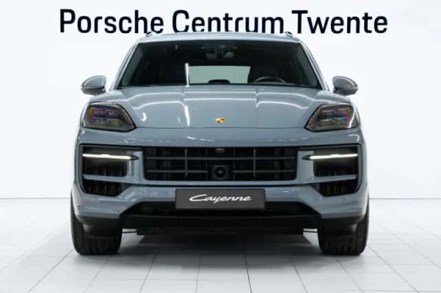 Porsche Cayenne (2024) thumbnail 2