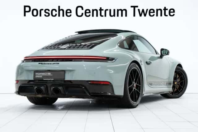 Porsche 911 (2025) thumbnail 3