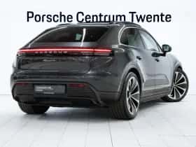 Porsche Macan (2024) thumbnail 3