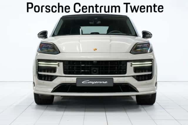 Porsche Cayenne (2024) thumbnail 2