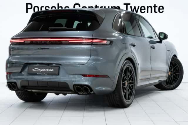Porsche Cayenne (2026) thumbnail 3