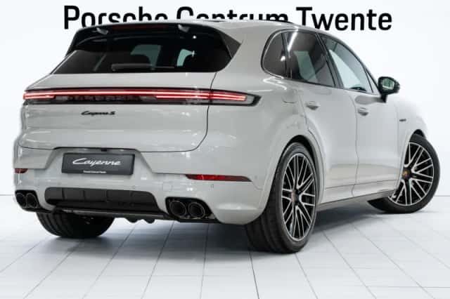 Porsche Cayenne (2026) thumbnail 3