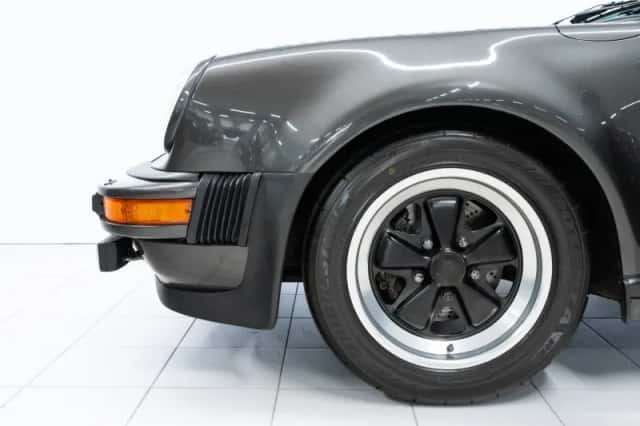 Porsche 911 (1982) thumbnail 6