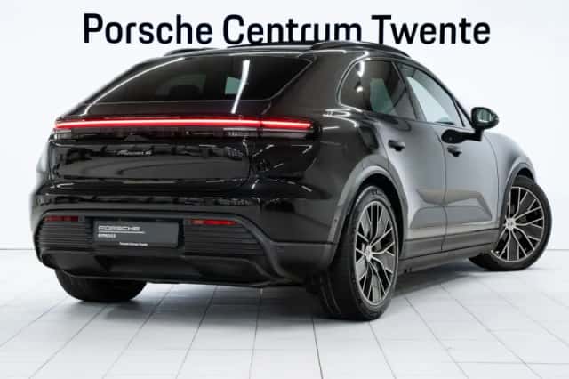 Porsche Macan (2025) thumbnail 3
