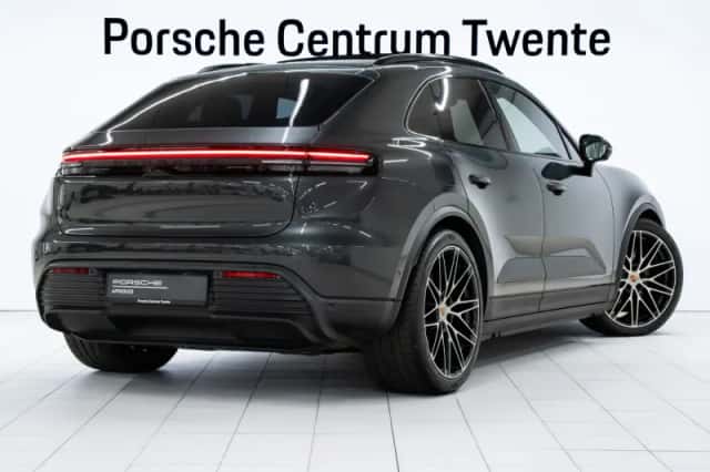 Porsche Macan (2024) thumbnail 2