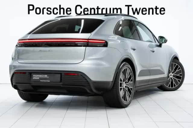 Porsche Macan (2025) thumbnail 3