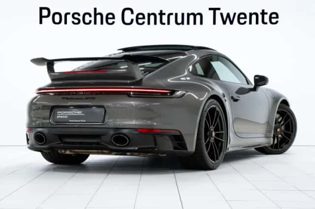 Porsche 911 (2022) thumbnail 3