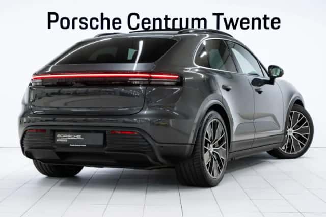 Porsche Macan (2024) thumbnail 3