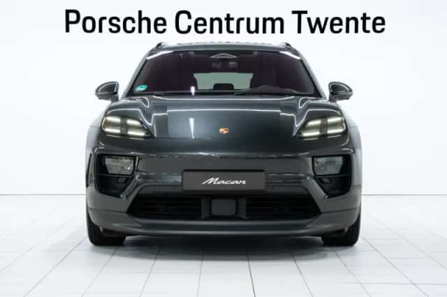 Porsche Macan (2024) thumbnail 2