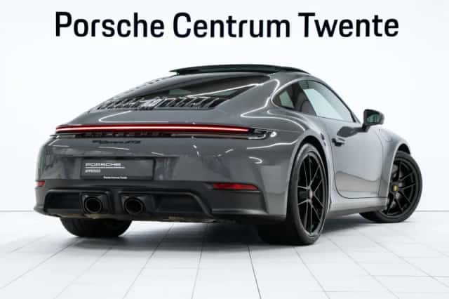 Porsche 911 (2024) thumbnail 3