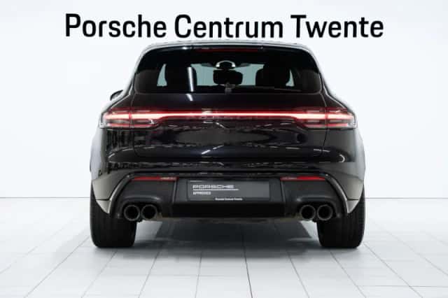 Porsche Macan (2022) thumbnail 4