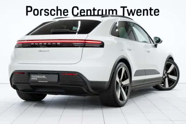 Porsche Macan (2024) thumbnail 3
