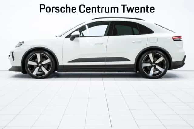 Porsche Macan (2024) thumbnail 5