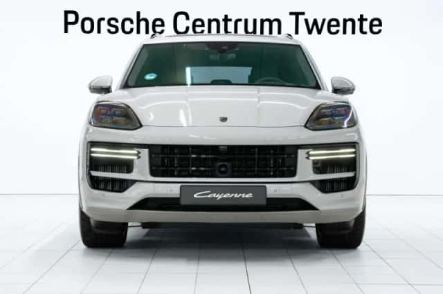 Porsche Cayenne (2025) thumbnail 2