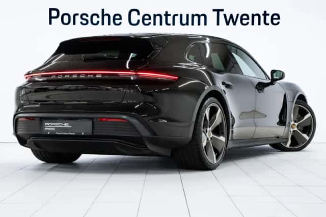 Porsche Taycan (2023) thumbnail 3