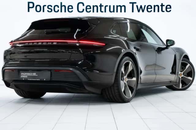 Porsche Taycan (2023) thumbnail 3