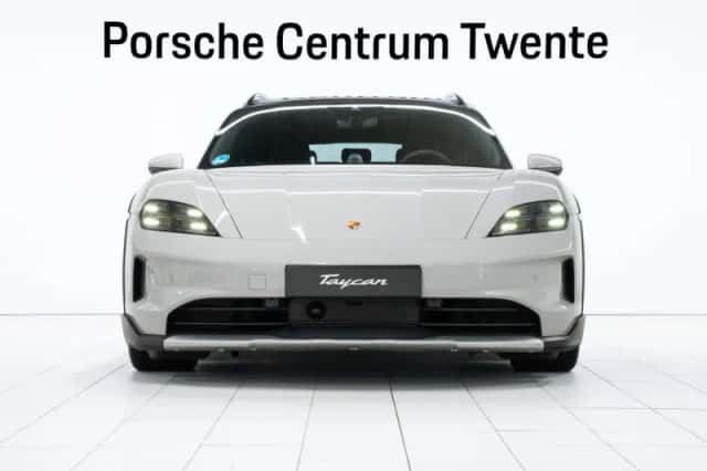 Porsche Taycan (2024) thumbnail 2