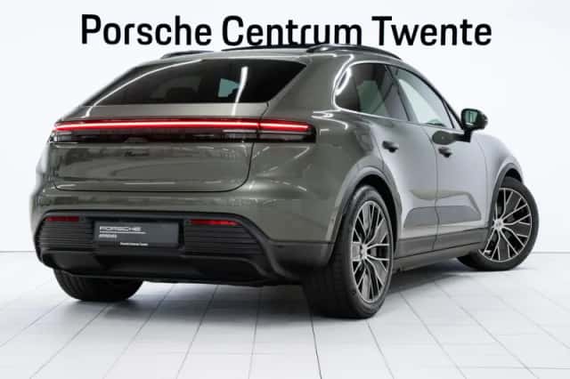 Porsche Macan (2025) thumbnail 3