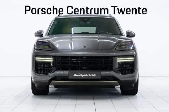 Porsche Cayenne (2025) thumbnail 2