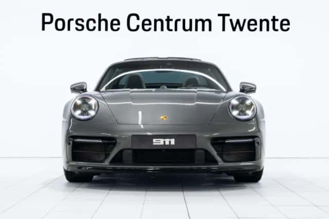 Porsche 911 (2022) thumbnail 2