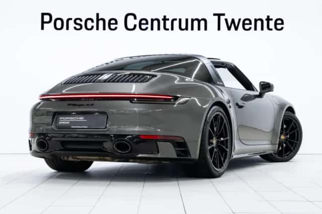 Porsche 911 (2022) thumbnail 3