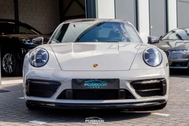 Porsche 911 (2023) thumbnail 2