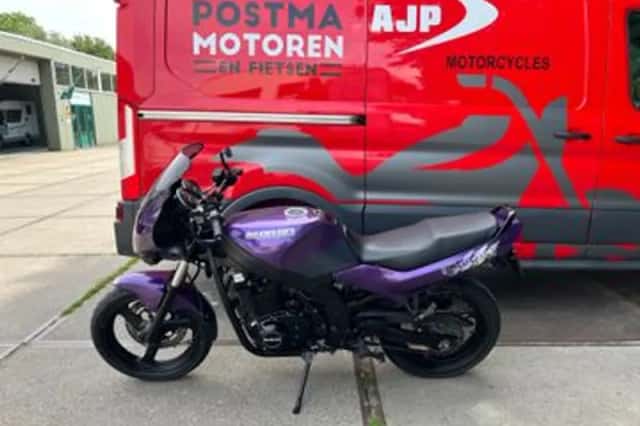Suzuki GS (1996) thumbnail 3