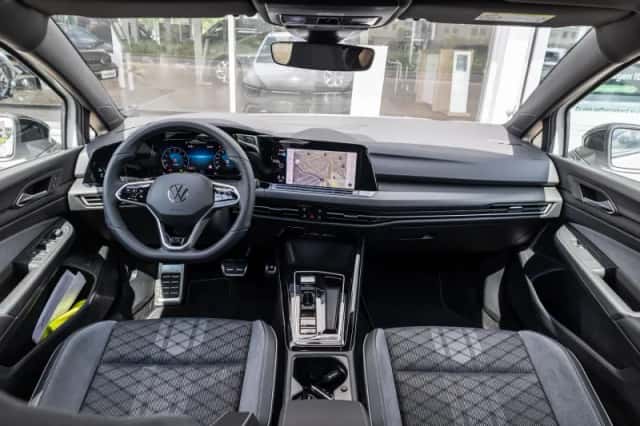 Volkswagen Golf (2024) thumbnail 5