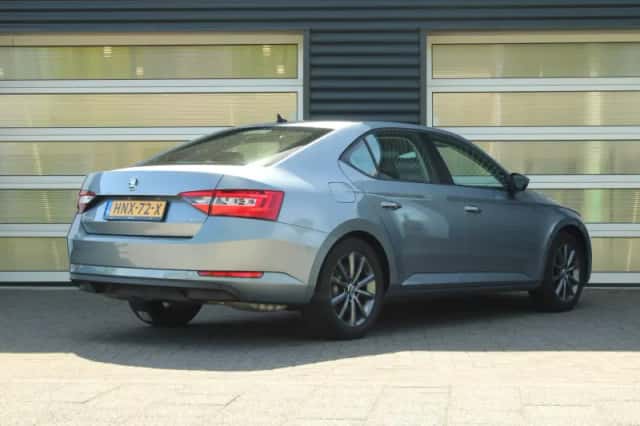 Škoda Superb (2019) thumbnail 2