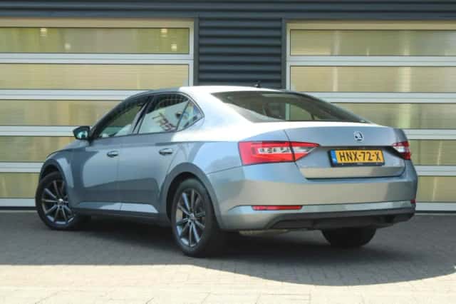 Škoda Superb (2019) thumbnail 11