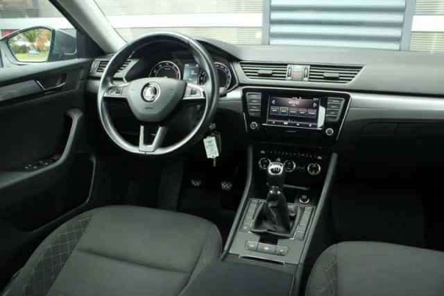 Škoda Superb (2019) thumbnail 30
