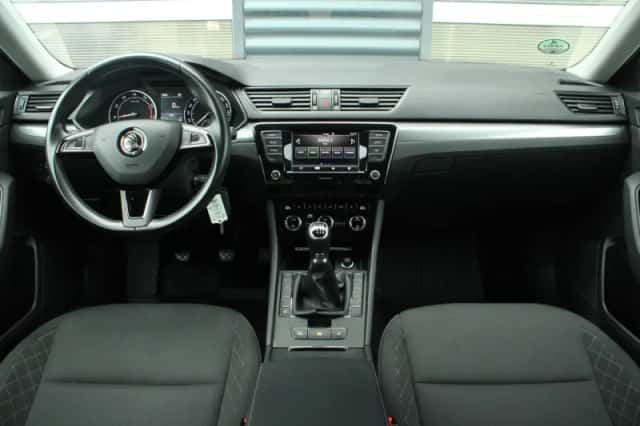 Škoda Superb (2019) thumbnail 5