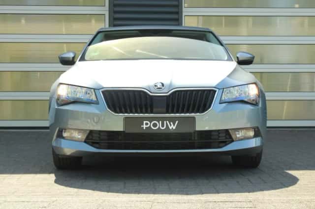 Škoda Superb (2019) thumbnail 6