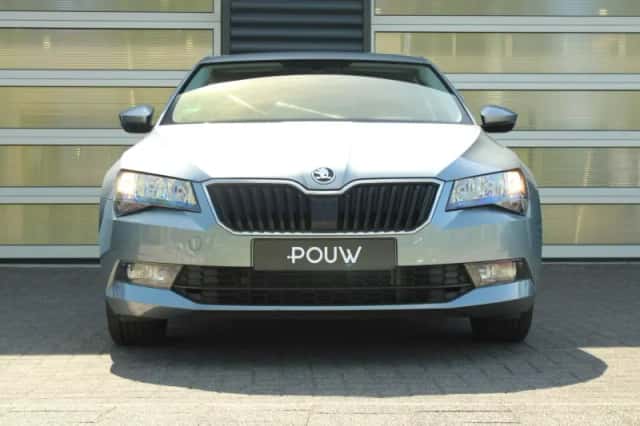 Škoda Superb (2019) thumbnail 6