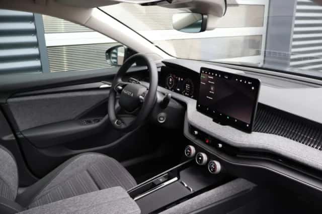 Škoda Superb (2025) thumbnail 5