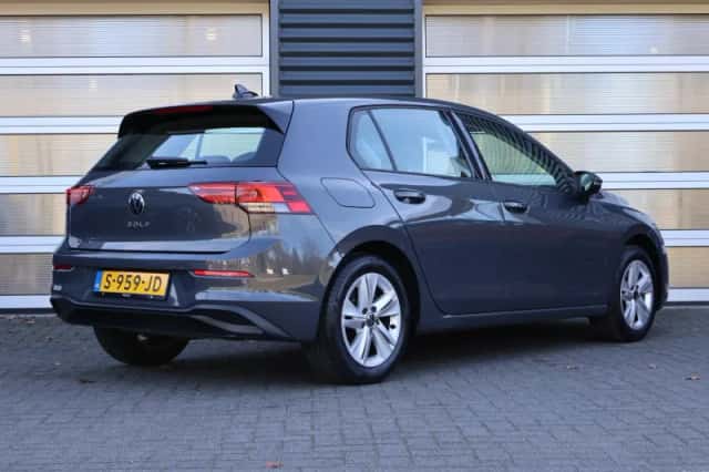Volkswagen Golf (2023) thumbnail 2