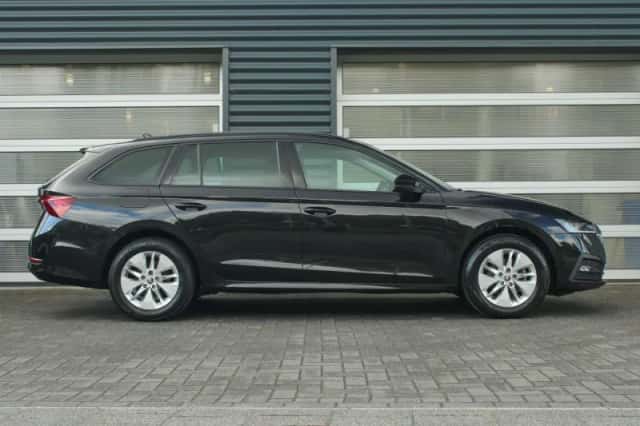 Škoda Octavia (2021) thumbnail 3