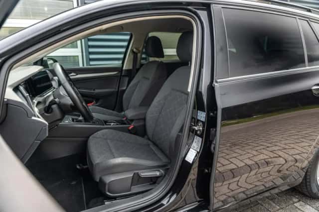 Volkswagen Golf (2021) thumbnail 4