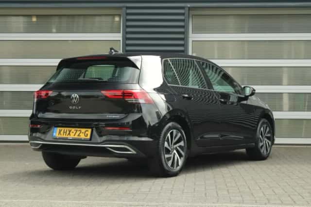 Volkswagen Golf (2023) thumbnail 2
