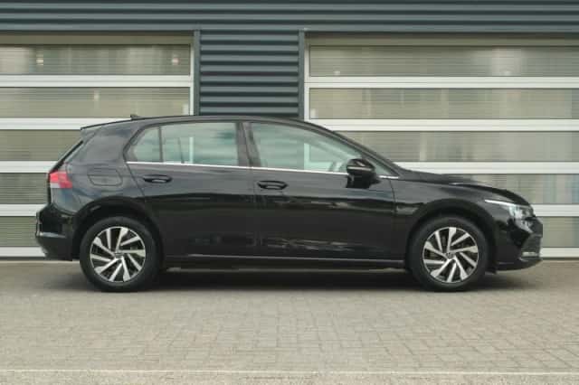 Volkswagen Golf (2023) thumbnail 3