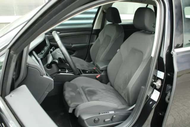 Volkswagen Golf (2023) thumbnail 4