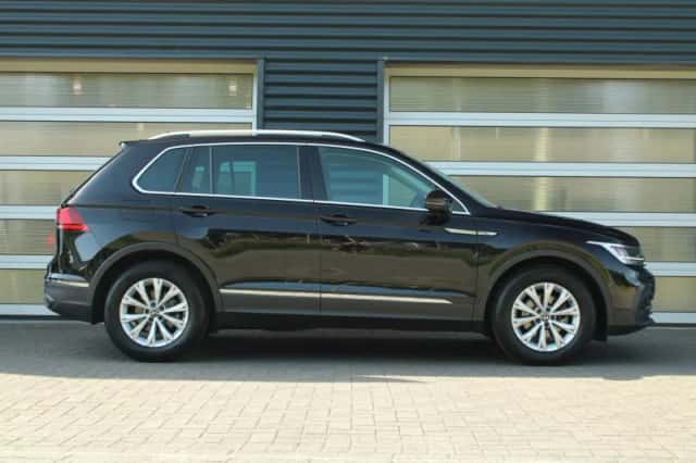 Volkswagen Tiguan (2021) thumbnail 3