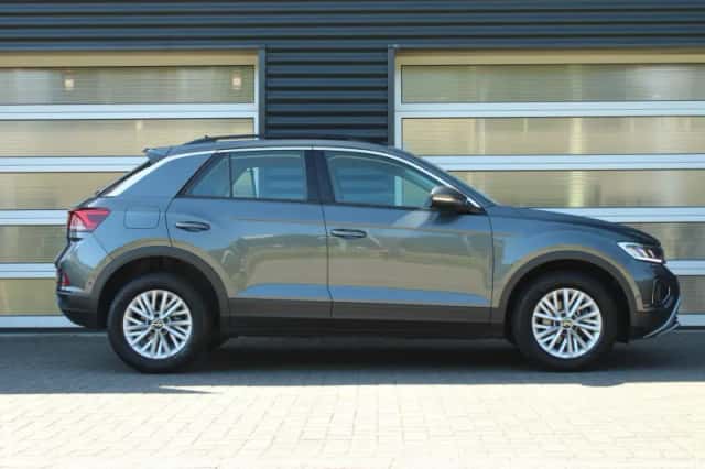 Volkswagen T-Roc (2023) thumbnail 3
