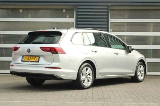 Volkswagen Golf (2022) thumbnail 2