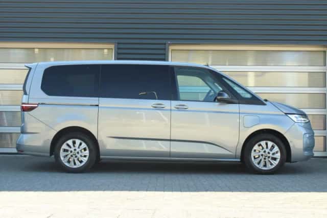 Volkswagen Multivan (2024) thumbnail 3