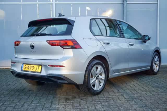 Volkswagen Golf (2023) thumbnail 2