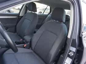 Volkswagen Golf (2022) thumbnail 4
